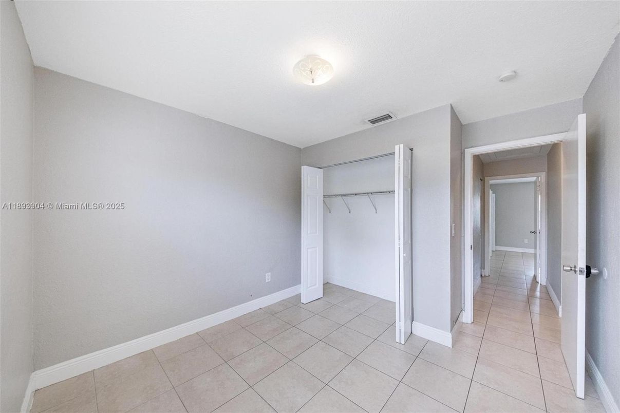 Empty room, Interior