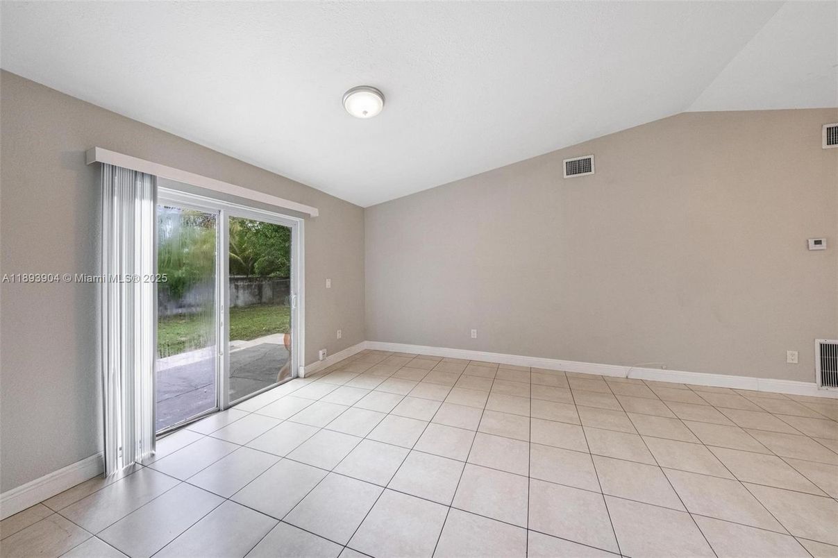 Empty room, Interior