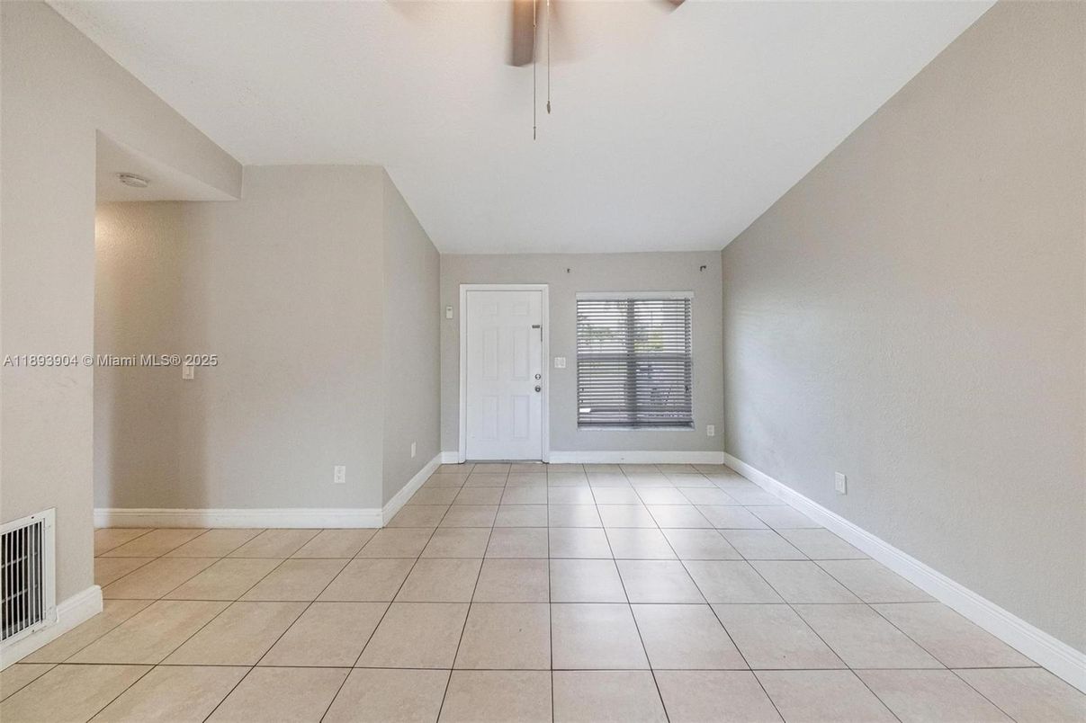 Empty room, Interior
