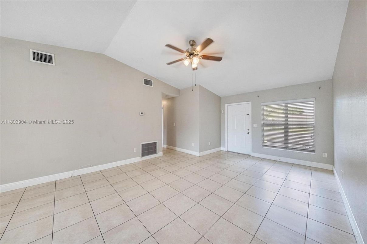 Empty room, Interior