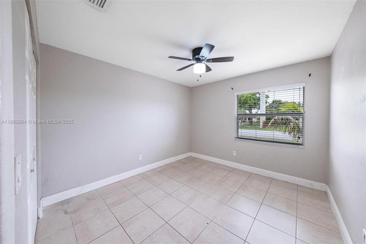Empty room, Interior