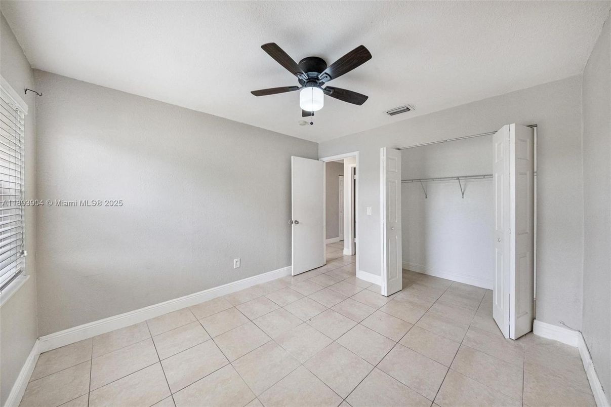 Empty room, Interior, Walk-in Closets