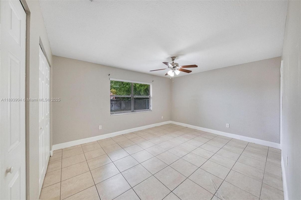 Empty room, Interior