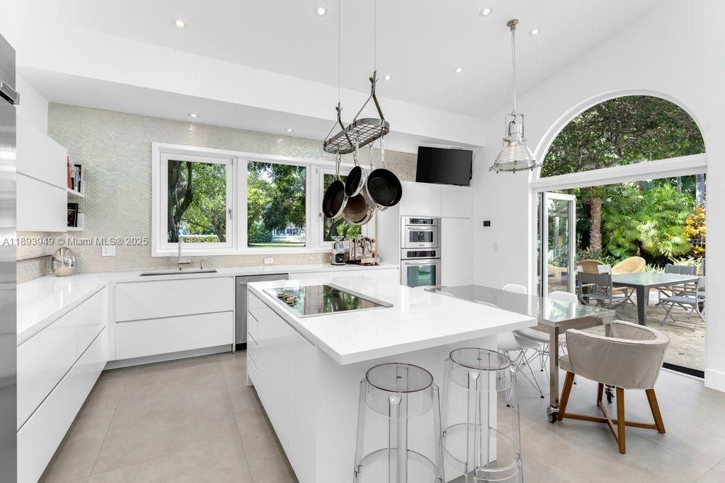 Dining room, Interior, Kitchen, Pendant Lights, Recessed Lighting, Stainless Steel Appliances