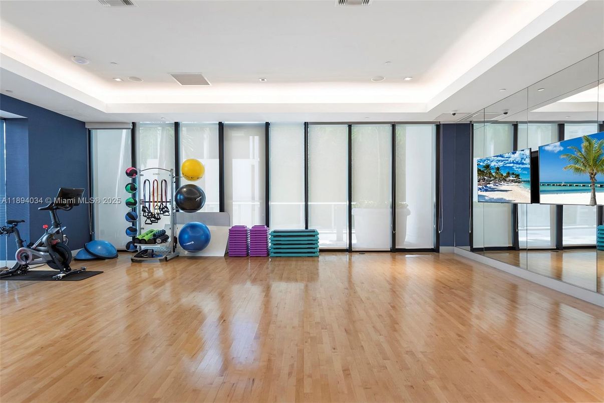 Fitness Equipment, Interior, Recessed Lighting, Wood Texture Flooring