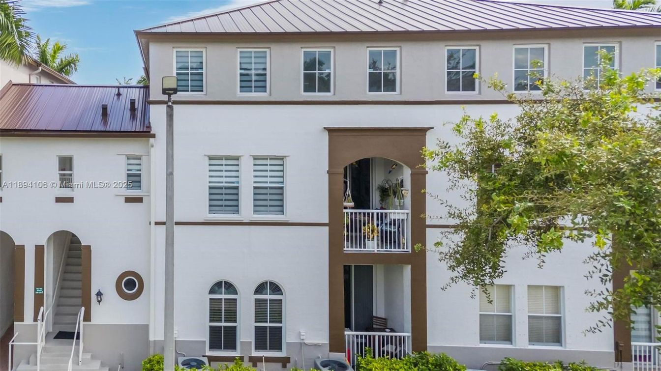 Exterior, Facade, Rowhouse