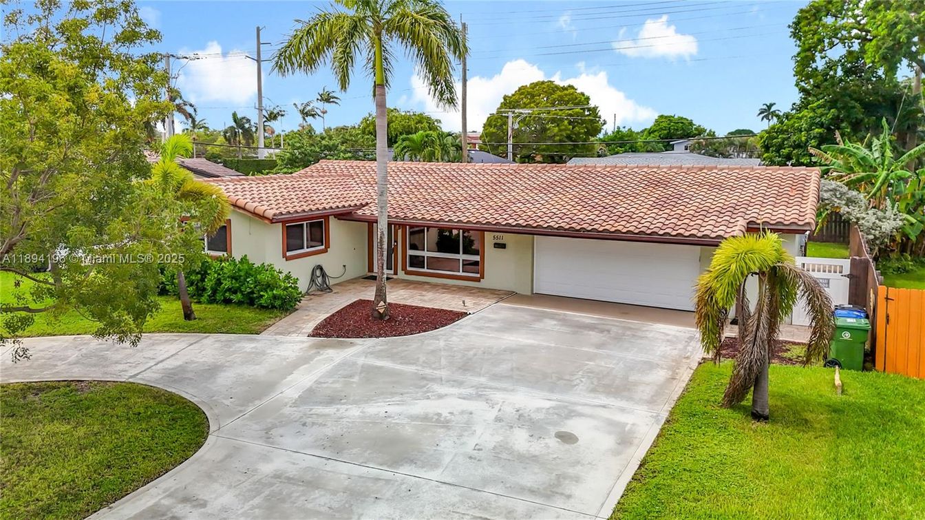 Attached, Exterior, Facade, Spanish Mediterranean