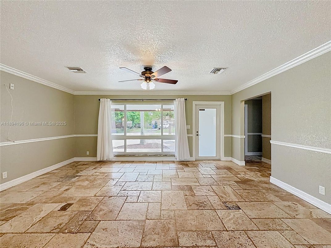 Empty room, Interior