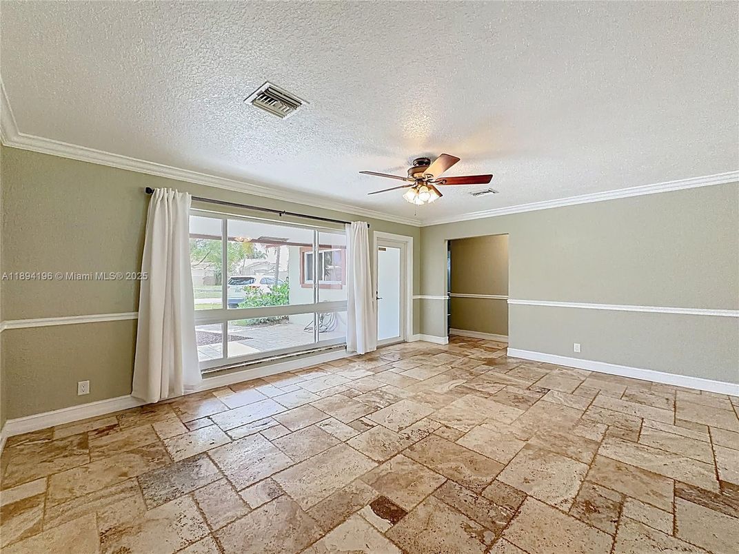 Empty room, Interior