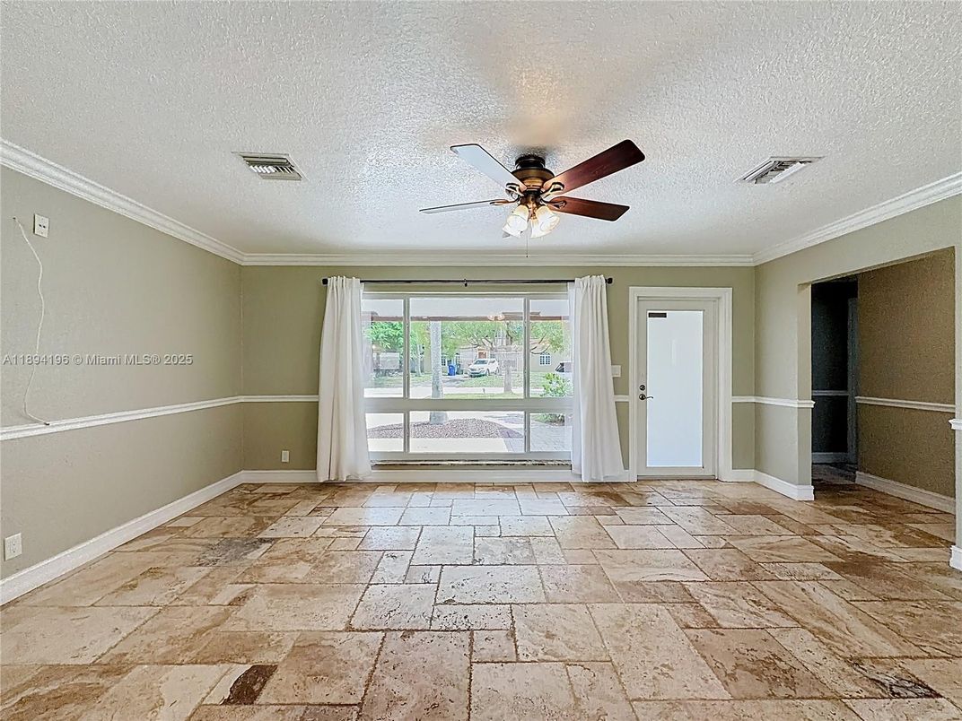 Empty room, Interior