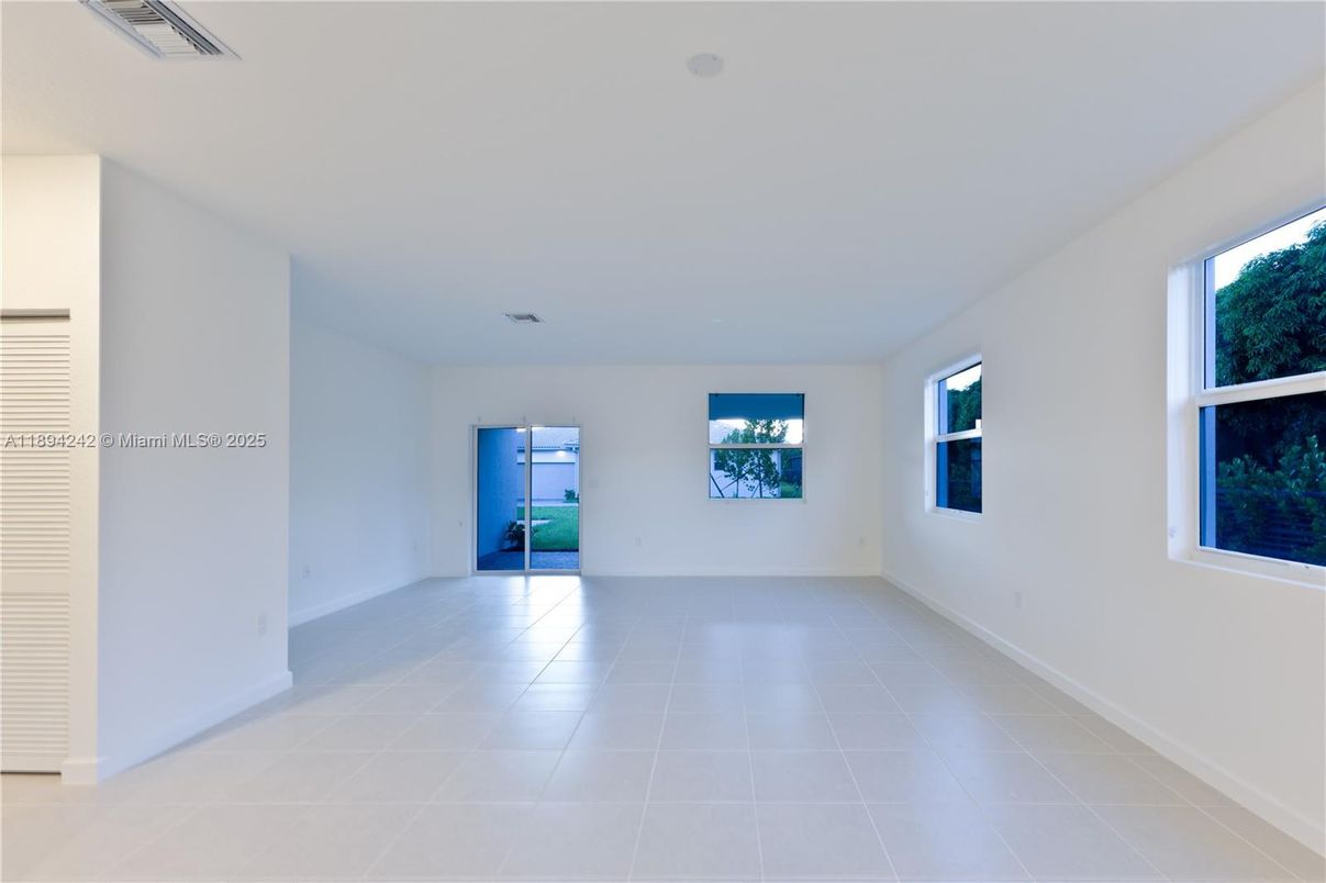 Empty room, Interior