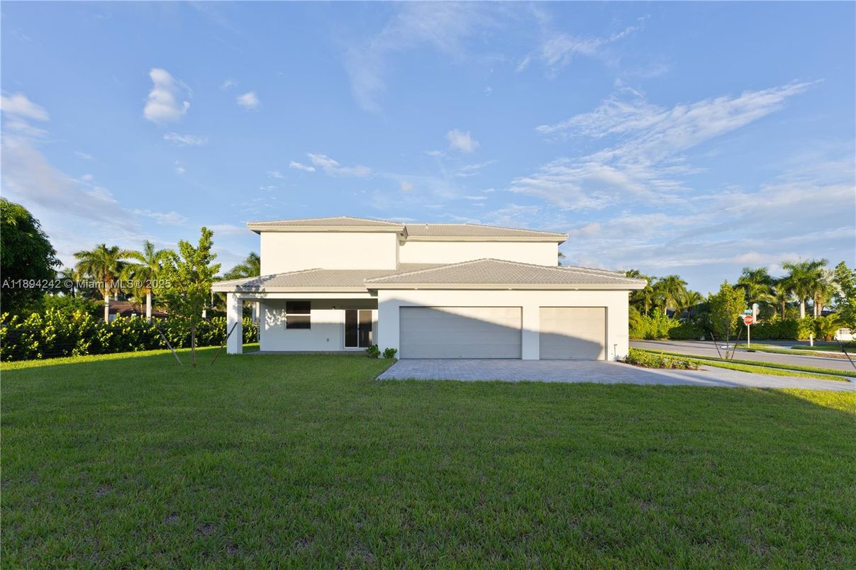 Attached, Backyard, Exterior, Facade, Modern