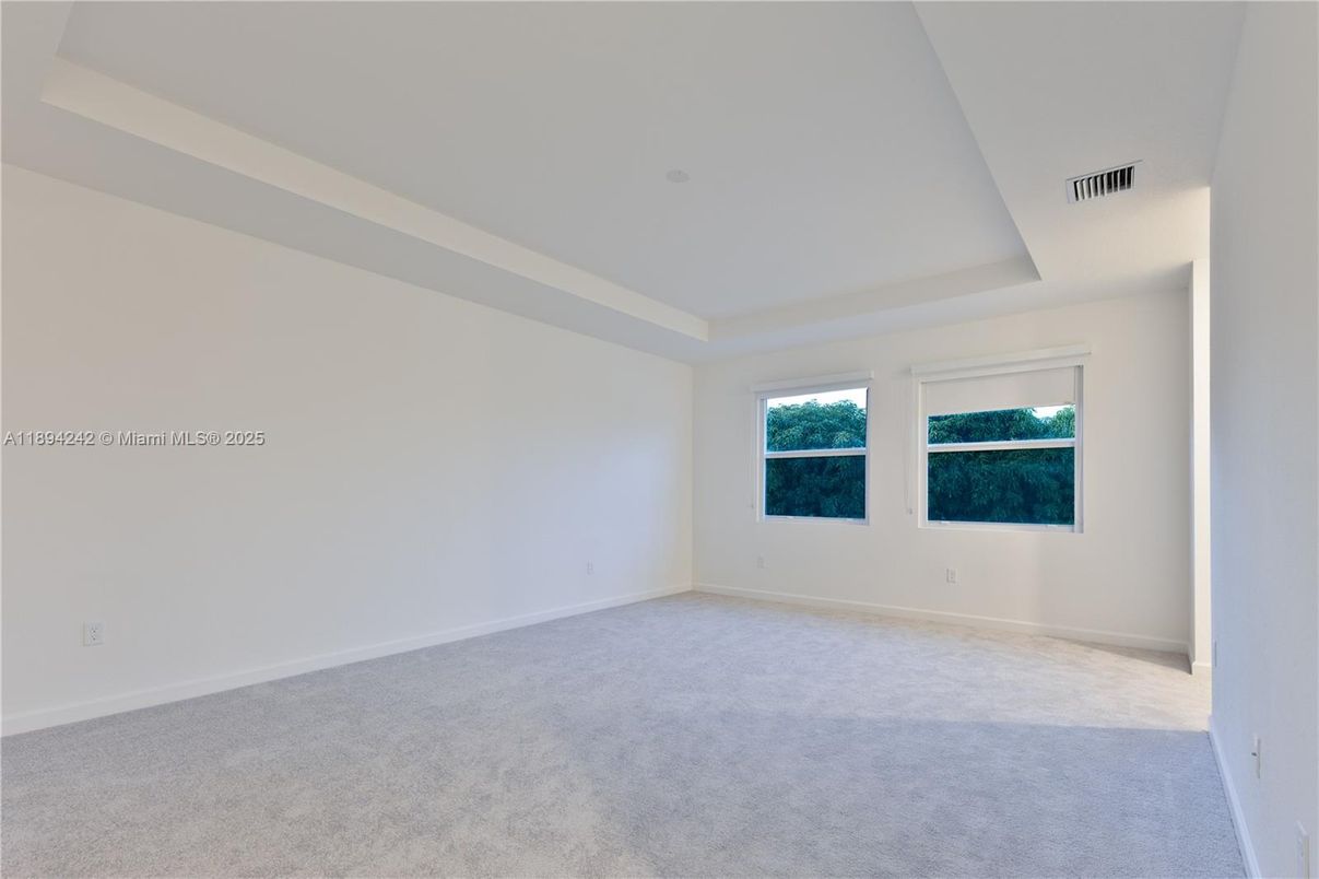 Empty room, Interior