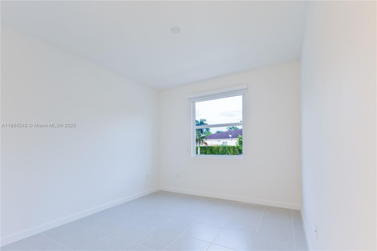 Empty room, Interior