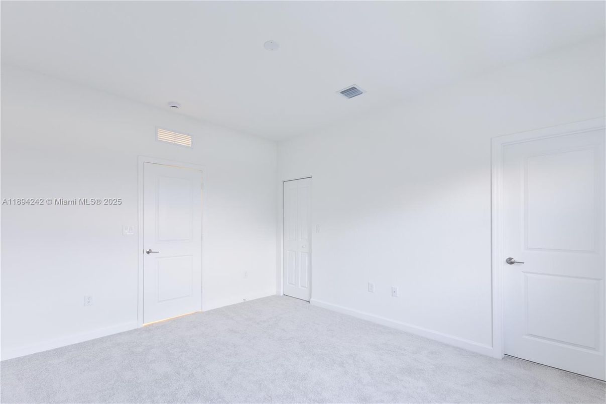 Empty room, Interior
