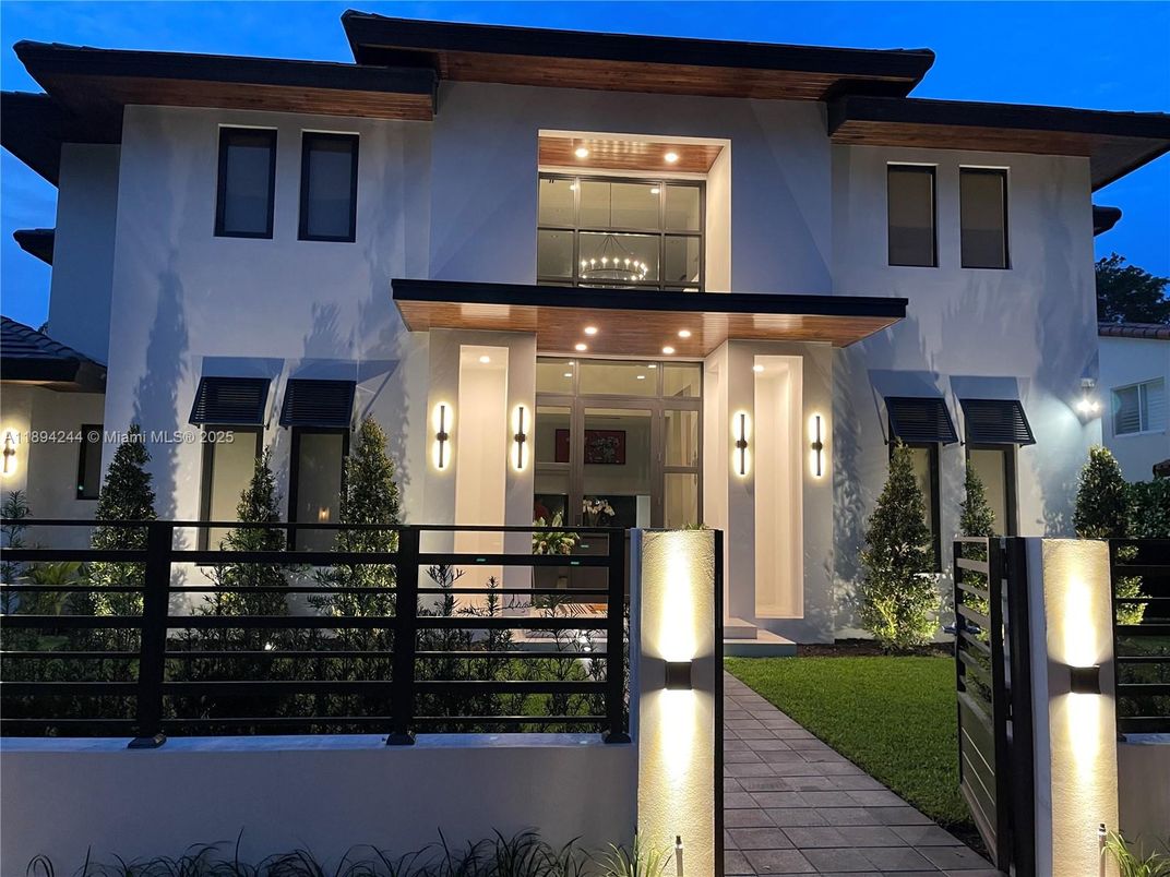 Exterior, Facade, Modern