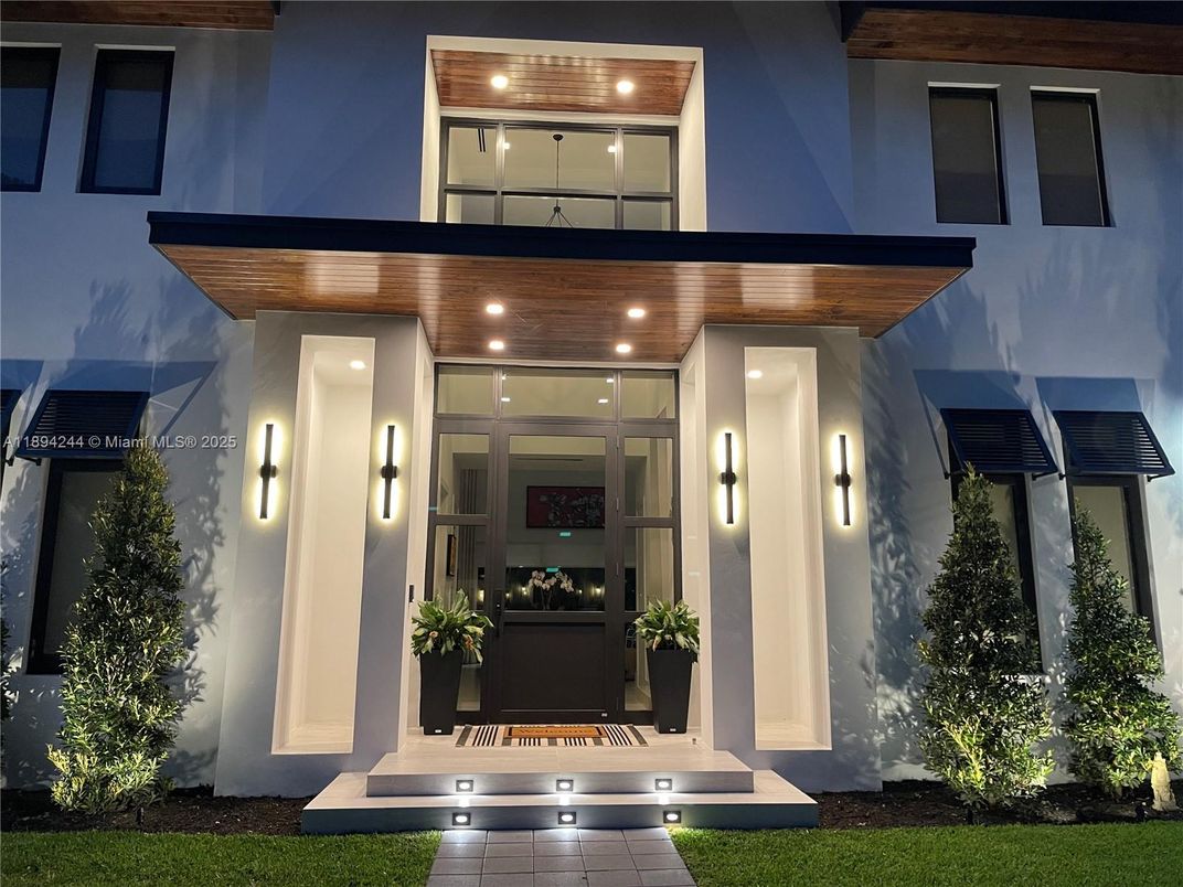 Exterior, Facade, Modern