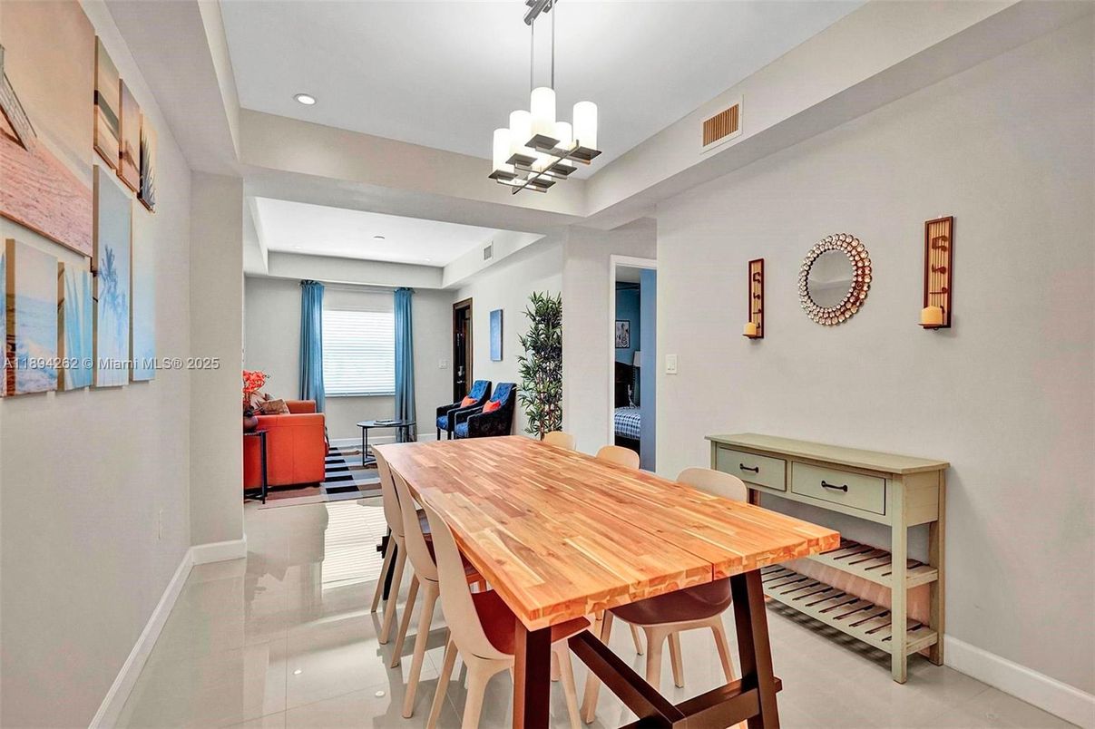 Dining room, Interior, Living room, Pendant Lights, Recessed Lighting