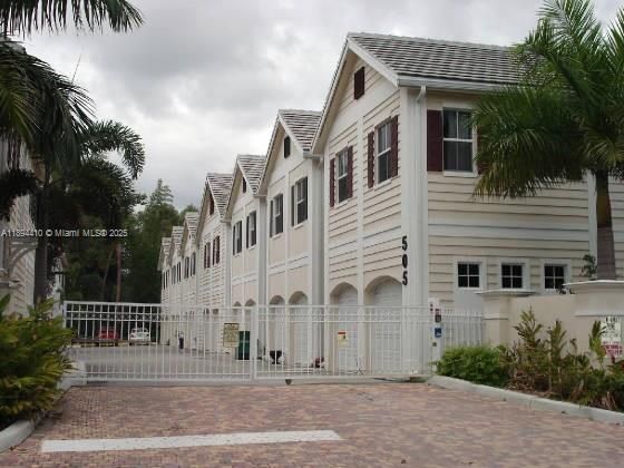 Exterior, Facade, Rowhouse