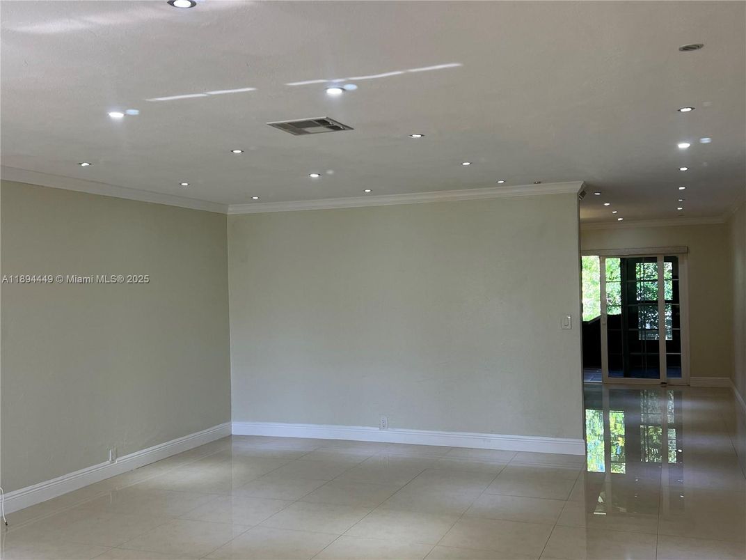 Empty room, Interior, Recessed Lighting