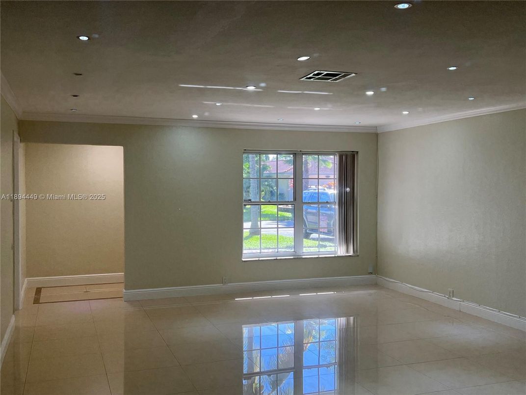 Empty room, Interior, Recessed Lighting