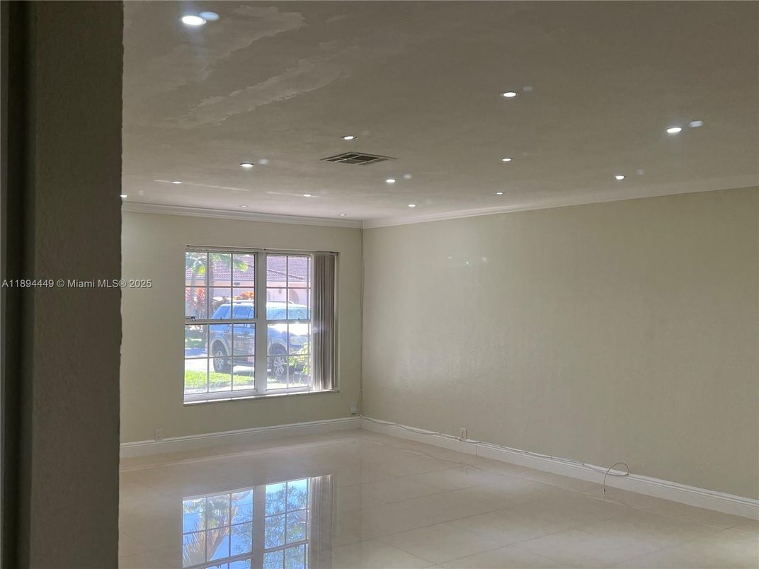 Empty room, Interior, Recessed Lighting