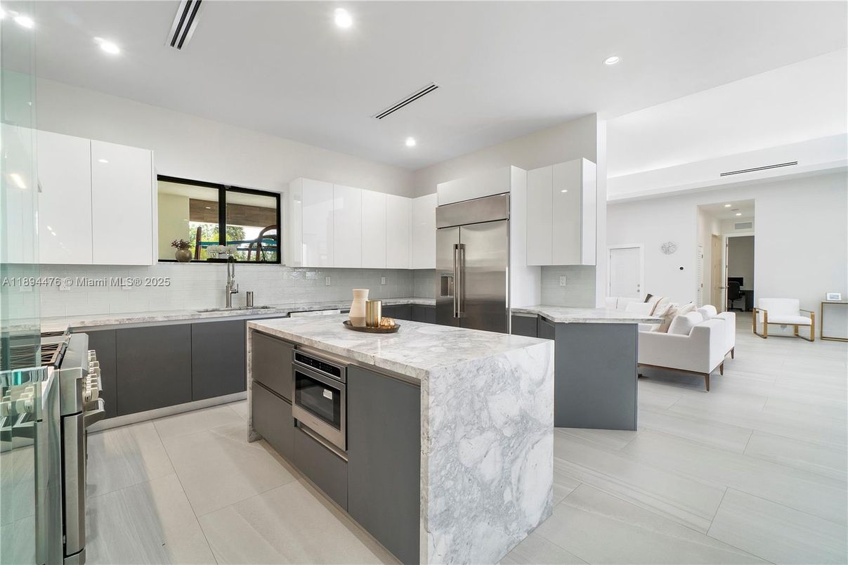 Interior, Kitchen, Living room, Recessed Lighting, Stainless Steel Appliances