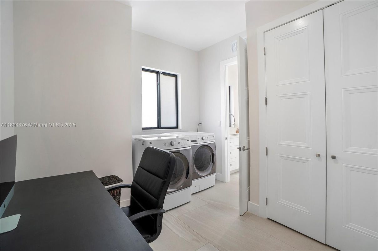 Interior, Washer, Wood Texture Flooring