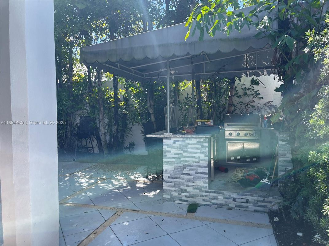 Exterior, Outdoor Kitchen