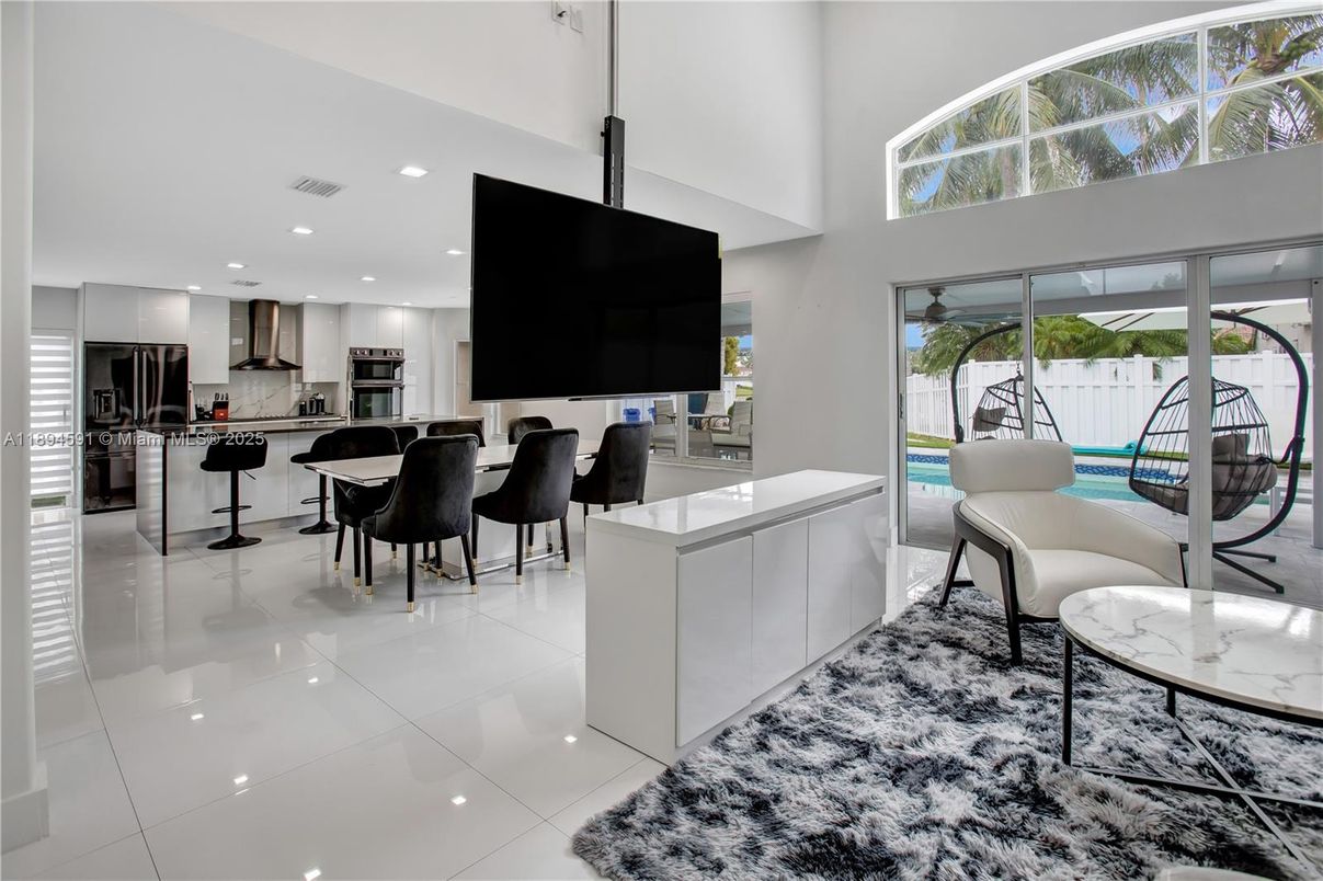Dining room, Interior, Kitchen, Recessed Lighting, Stainless Steel Appliances