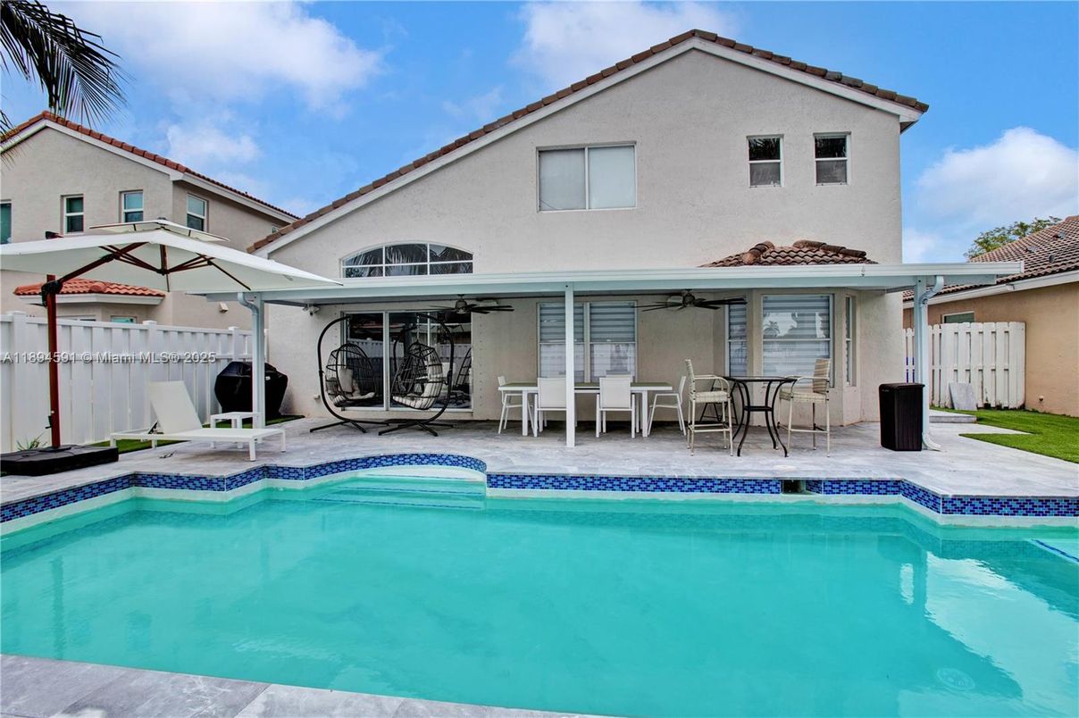 Exterior, Pool