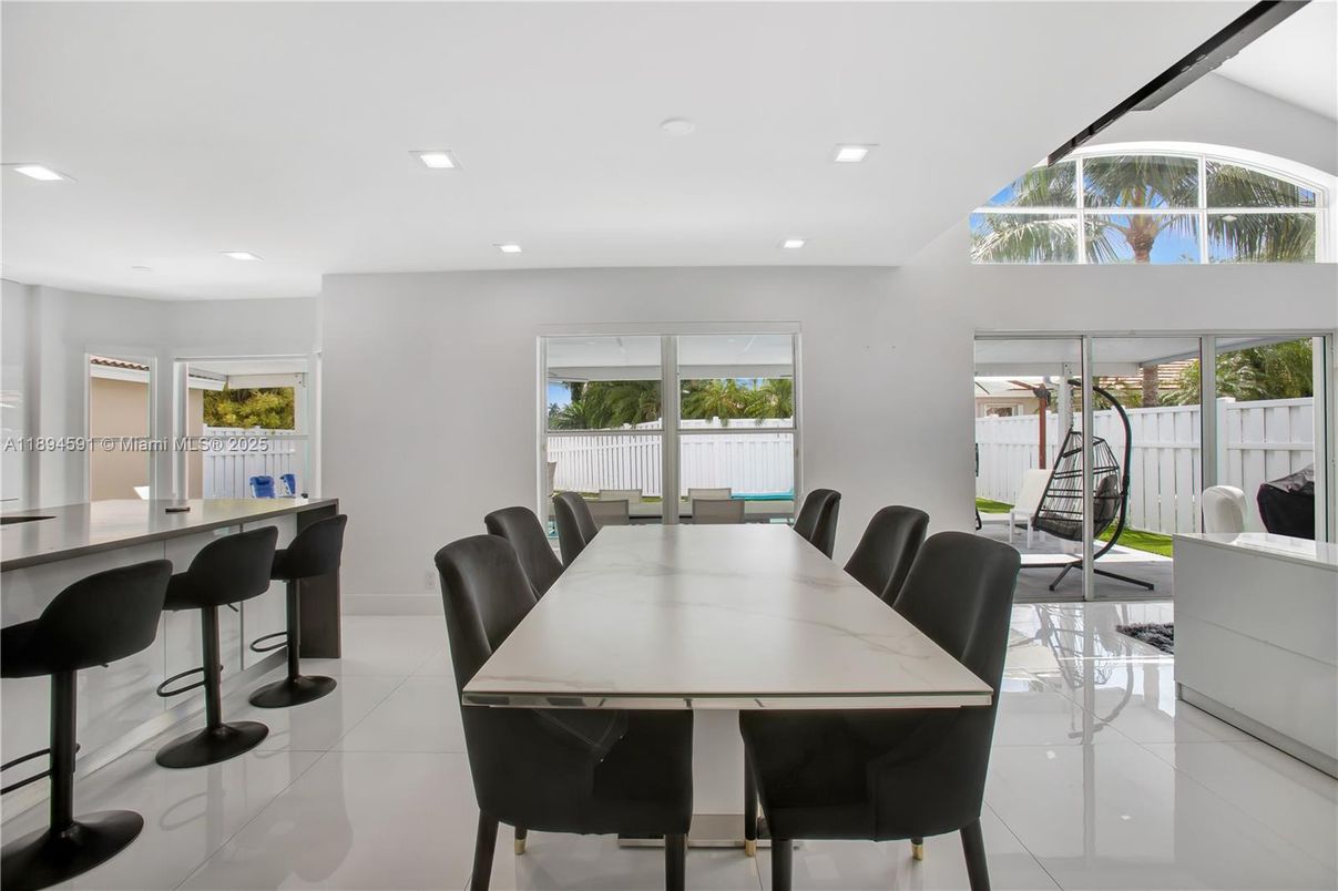 Dining room, Interior, Recessed Lighting