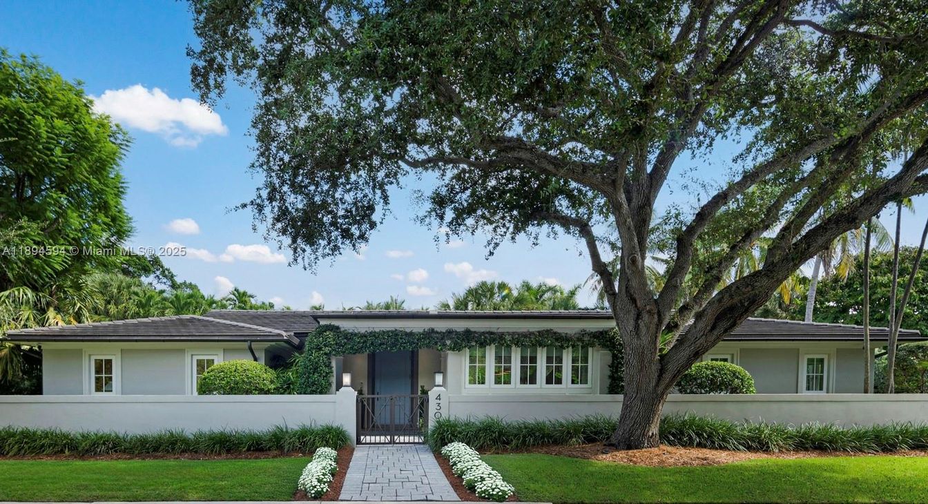 Exterior, Facade, Ranch