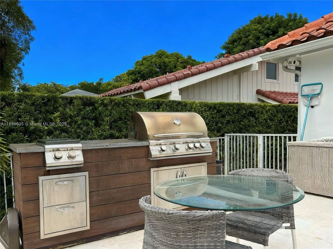 Exterior, Outdoor Kitchen