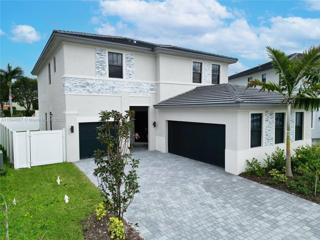 Attached, Exterior, Facade, Mediterranean