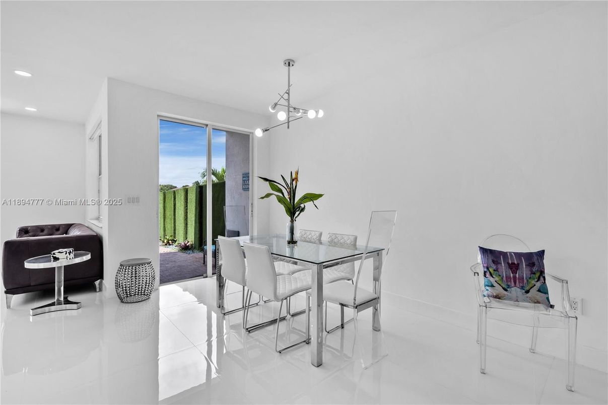 Dining room, Interior, Pendant Lights, Recessed Lighting