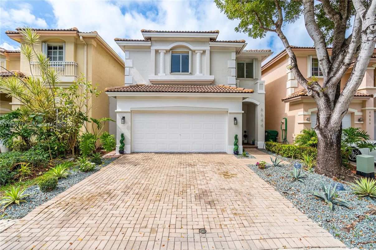 Attached, Exterior, Facade, Mediterranean