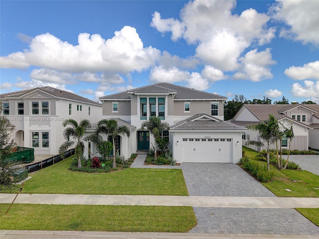 Attached, Exterior, Facade, Mediterranean