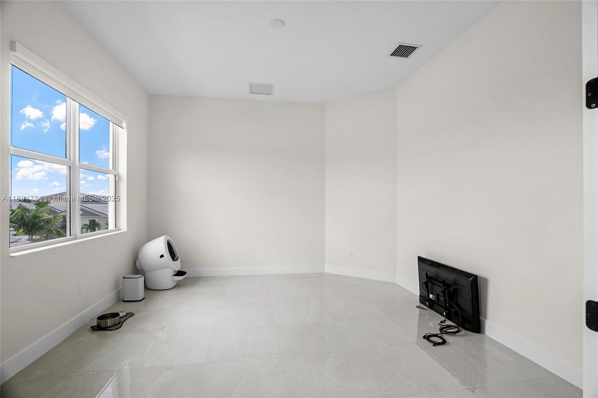 Empty room, Interior