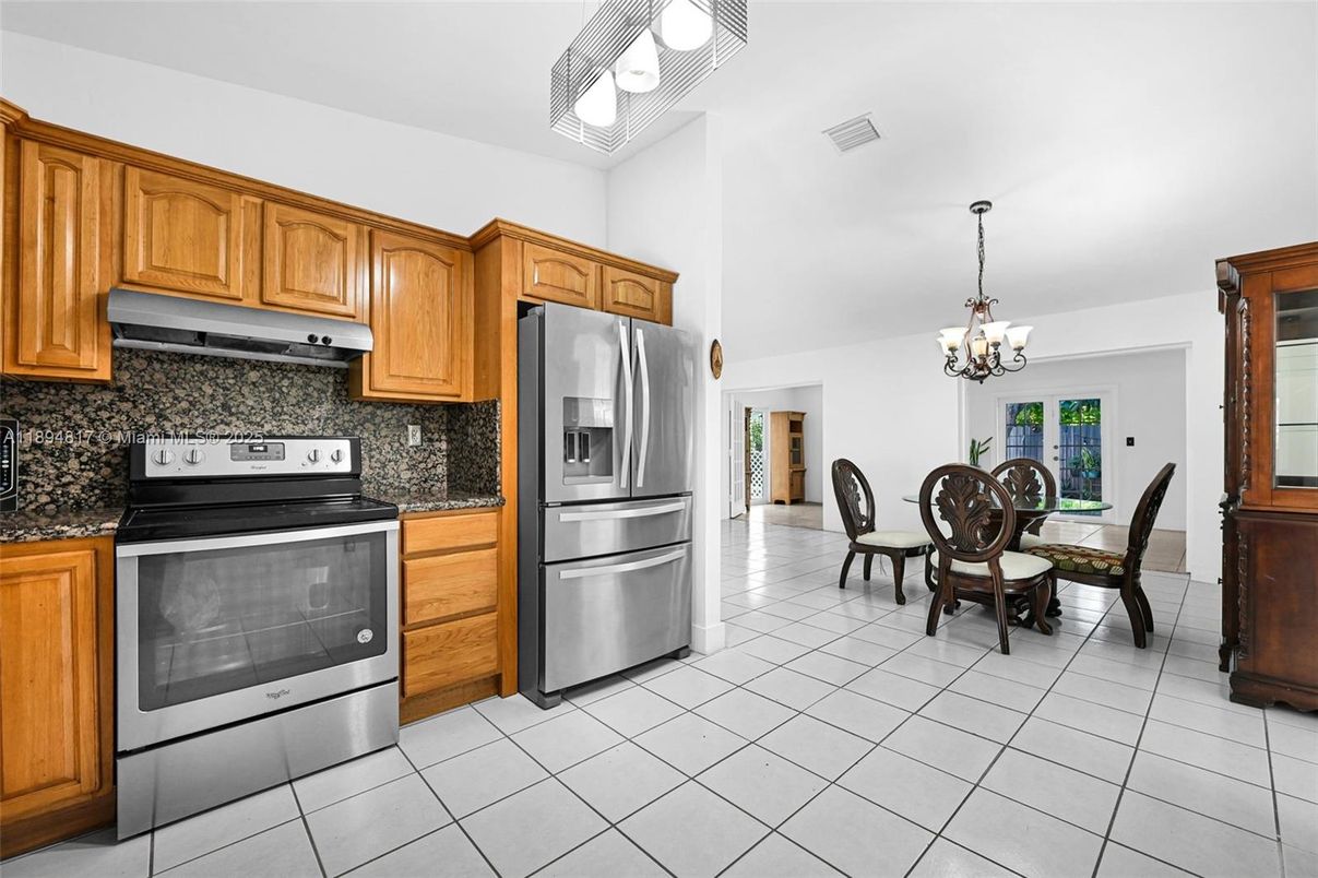 Chandelier, Dining room, Interior, Kitchen, Pendant Lights, Stainless Steel Appliances