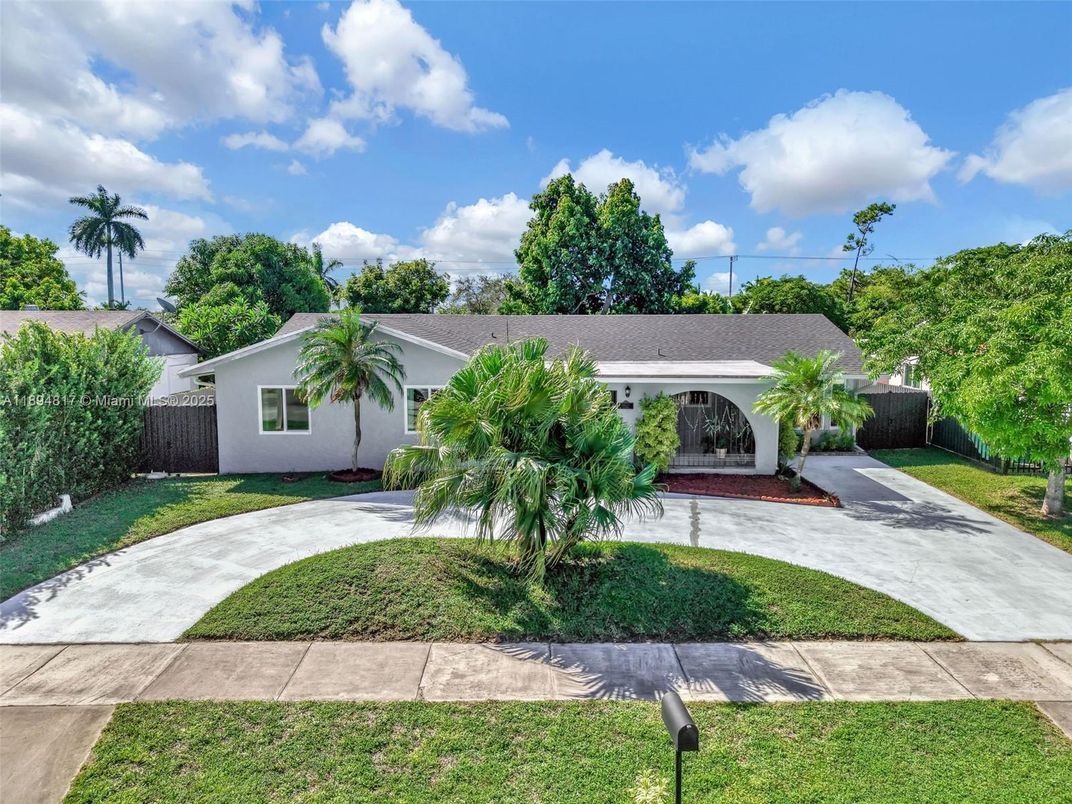 Backyard, Exterior, Facade, Ranch