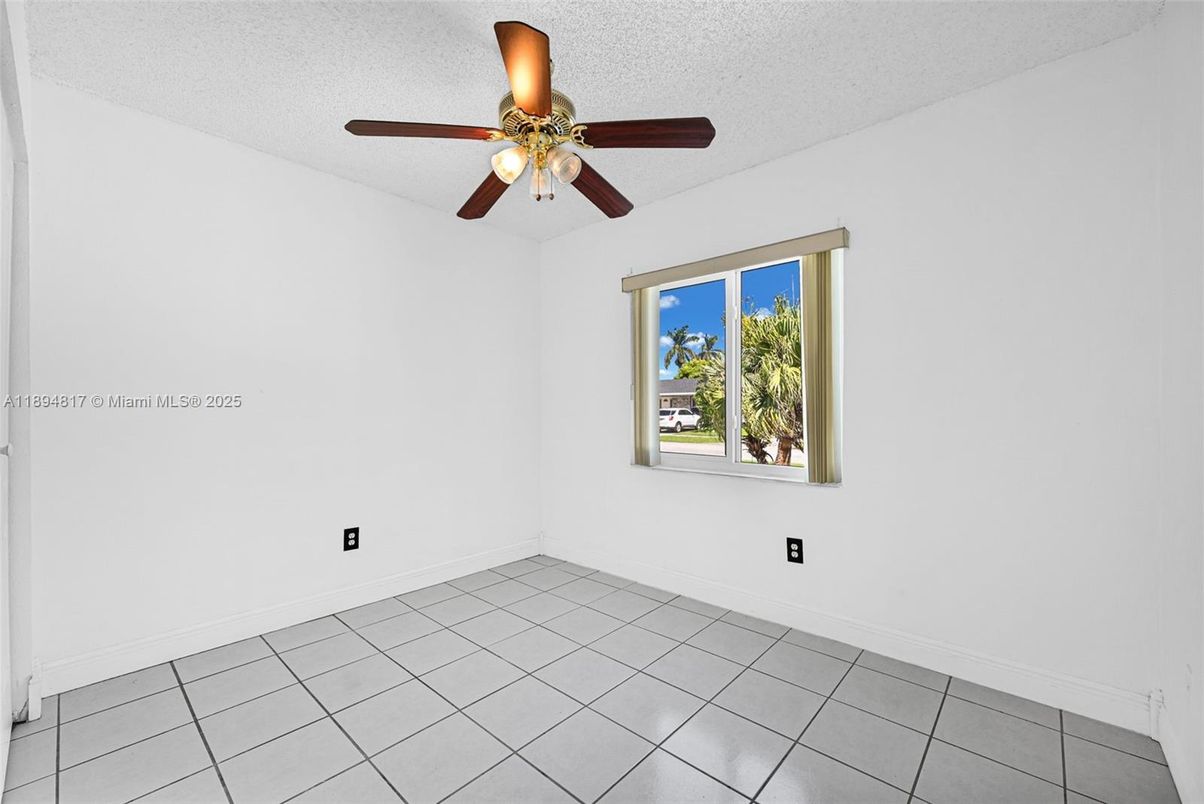 Empty room, Interior