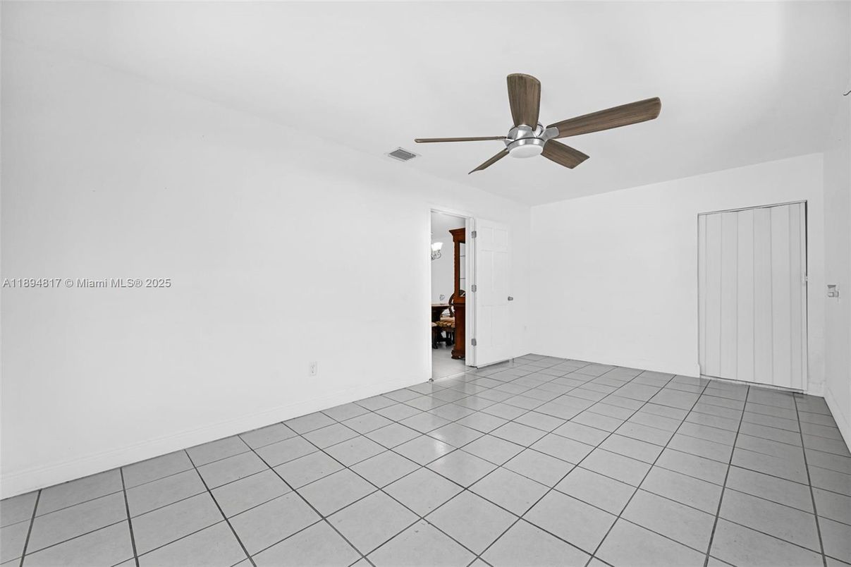 Empty room, Interior