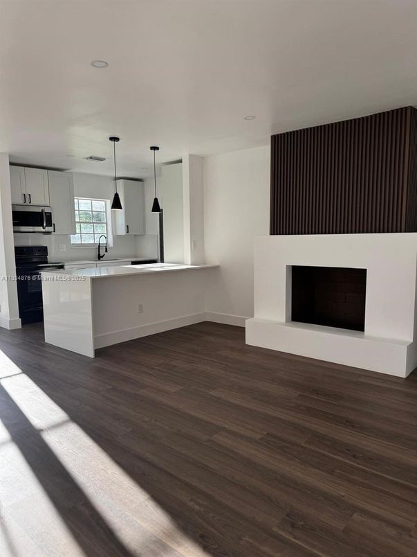 Fireplace, Interior, Kitchen, Pendant Lights, Recessed Lighting, Wood Texture Flooring