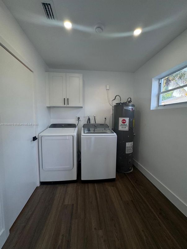 Interior, Recessed Lighting, Washer, Wood Texture Flooring