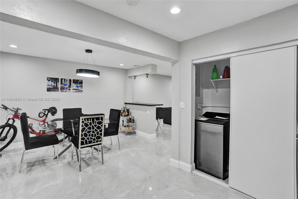 Dining room, Interior, Pendant Lights, Recessed Lighting