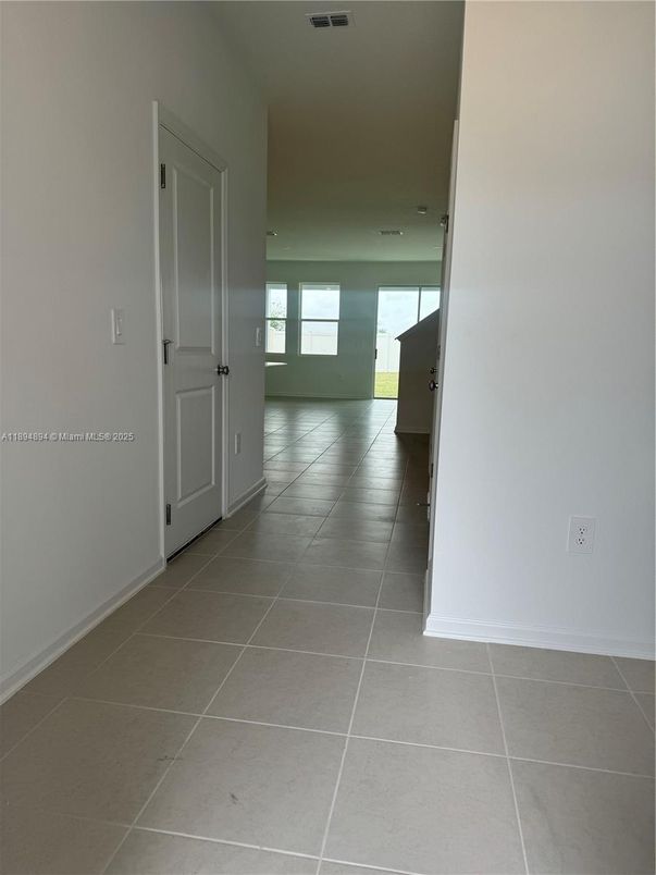 Empty room, Interior