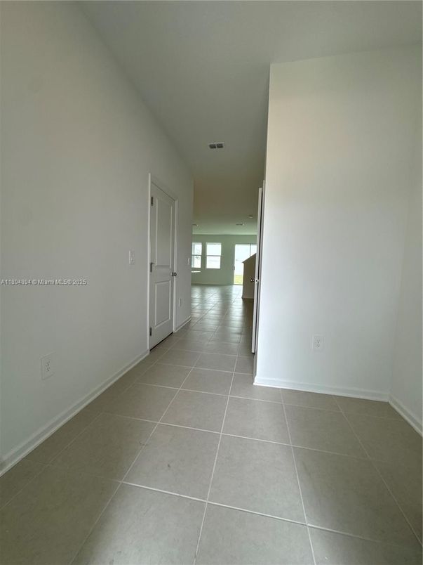 Empty room, Interior