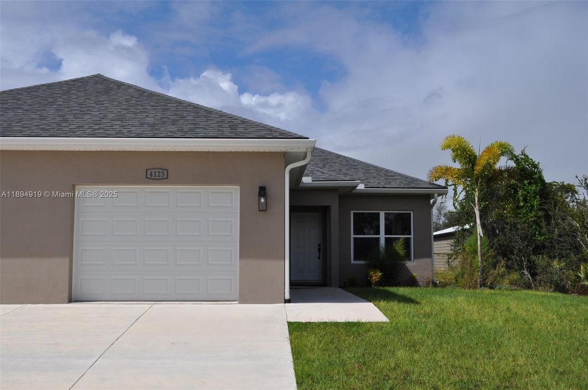 Attached, Exterior, Facade, Ranch