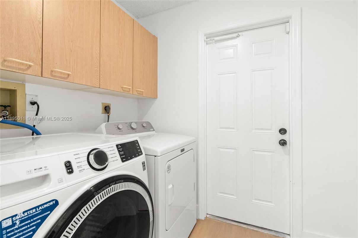 Interior, Washer, Wood Texture Flooring